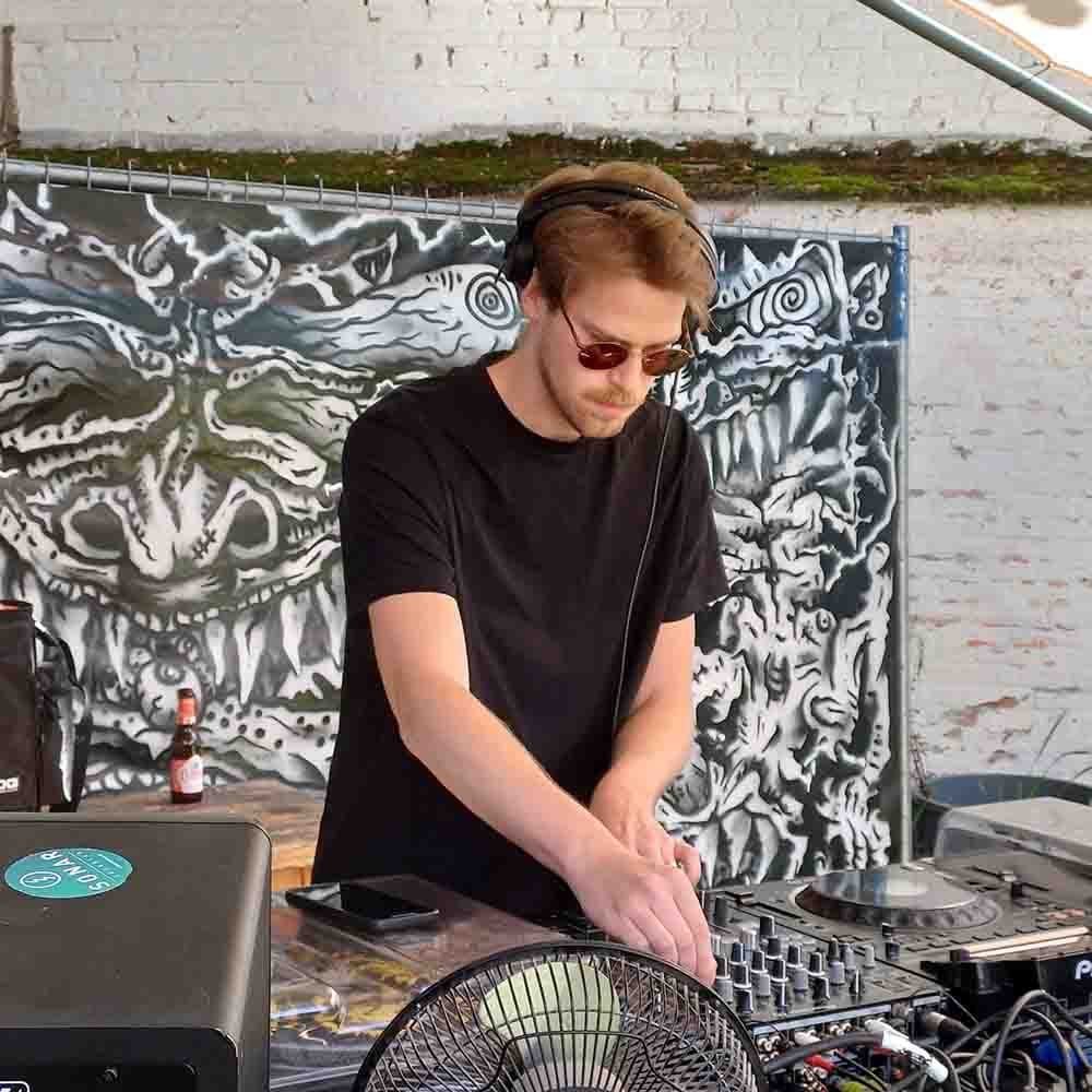 ARtroniks performing